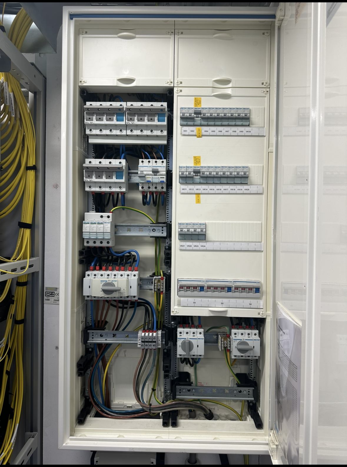 Afgewerkte technische kast