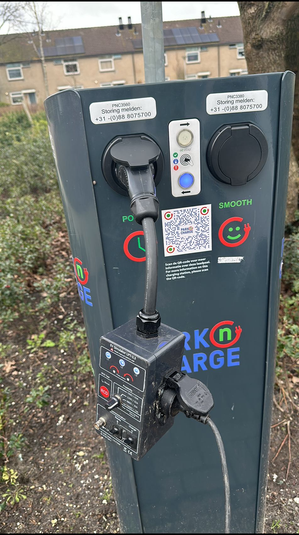 Open laadpaalpilaar tijdens service