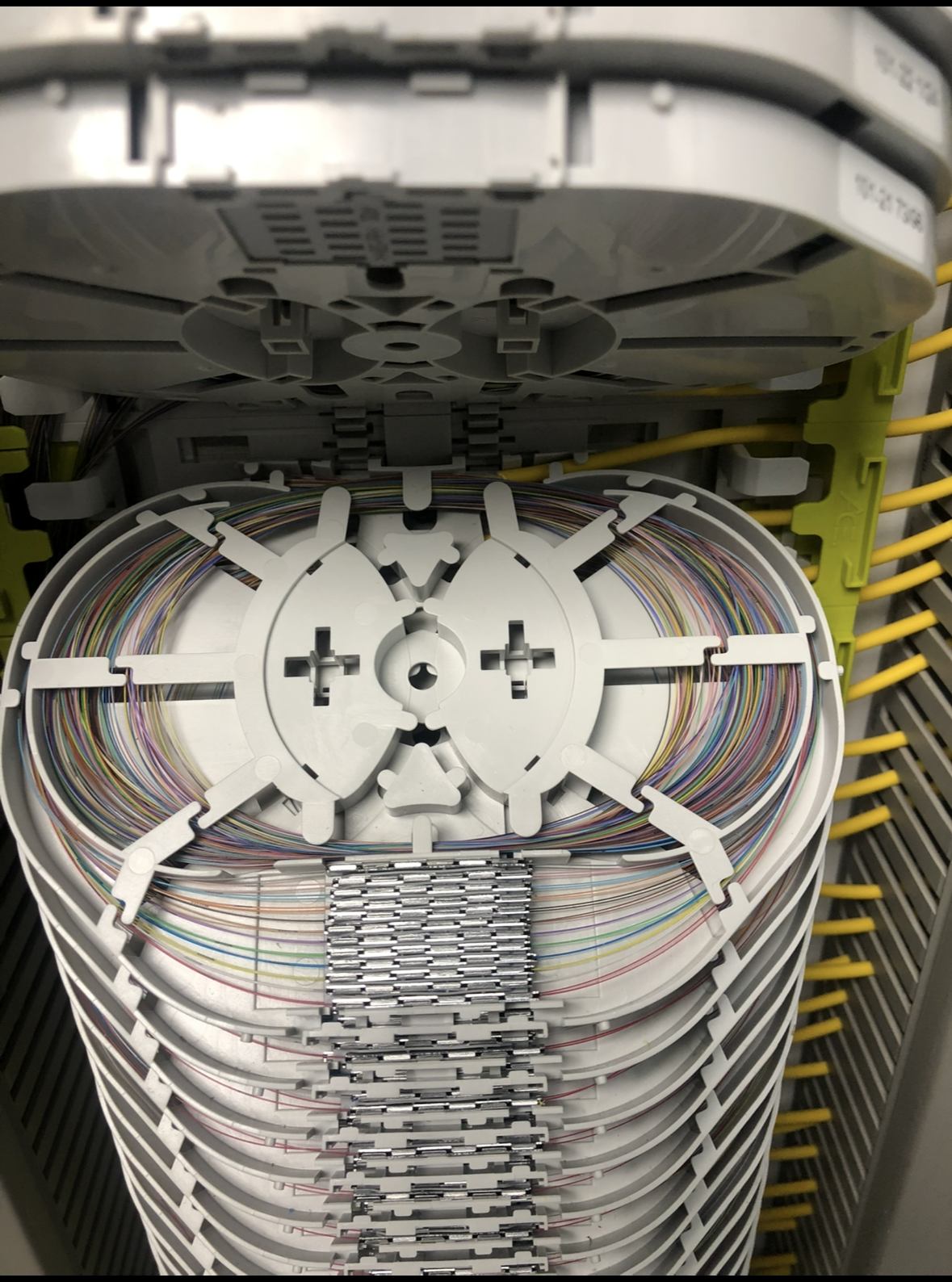 Glasvezel splicebox in open kast